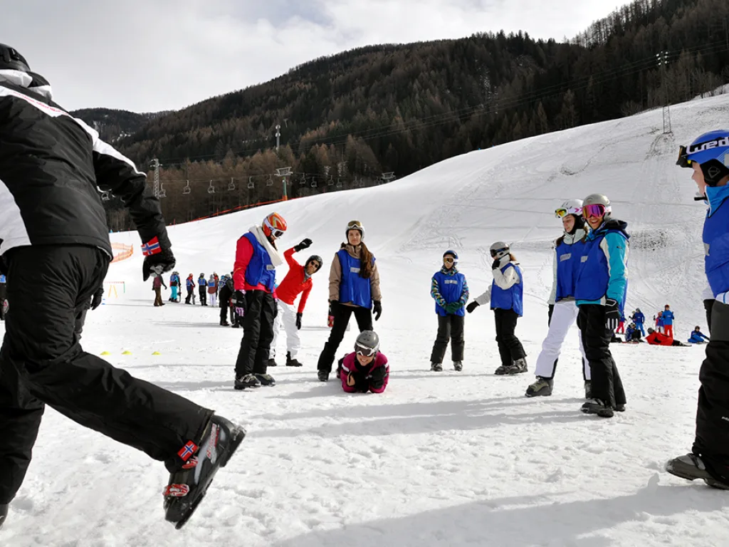Übung im Schnee, eine Person springt in die Luft.